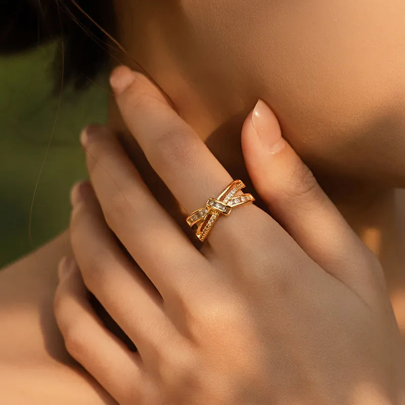 Ring in Goldoptik mit Zirkonia ⎜ Verstellbarer Bandring mit elegantem Schleifen-Design für stilvolle Auftritte