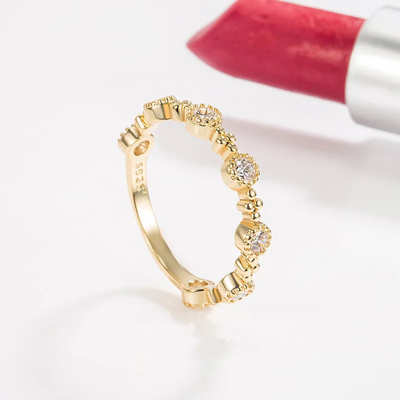 Damenring in Goldoptik mit Zirkonia ⎜ Verspieltes Design mit funkelnden Steinen für elegante und moderne Outfits