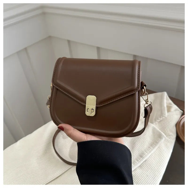 Damen Umhängetasche in Lederoptik ⎜ Kompakte Crossbody Bag mit Schnalle für Alltag und Freizeit