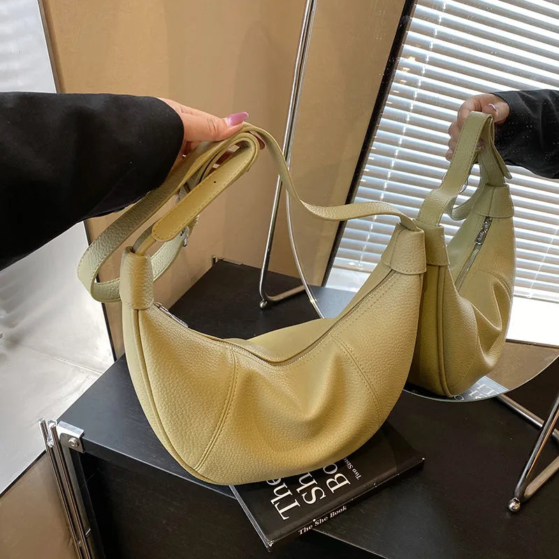 Halbmondtasche für Damen ⎜ Schultertasche aus Lederoptik mit praktischem Reißverschlussfach für unterwegs
