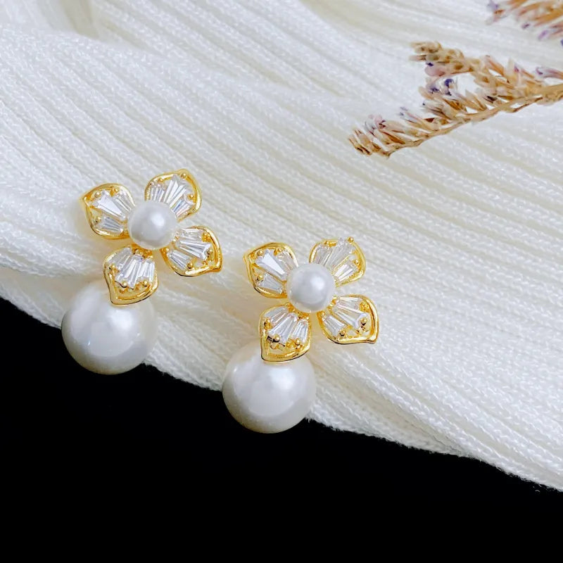 Zarte Blütenohrringe mit Perle ⎜ Elegantes Design für romantische Anlässe und Feiern