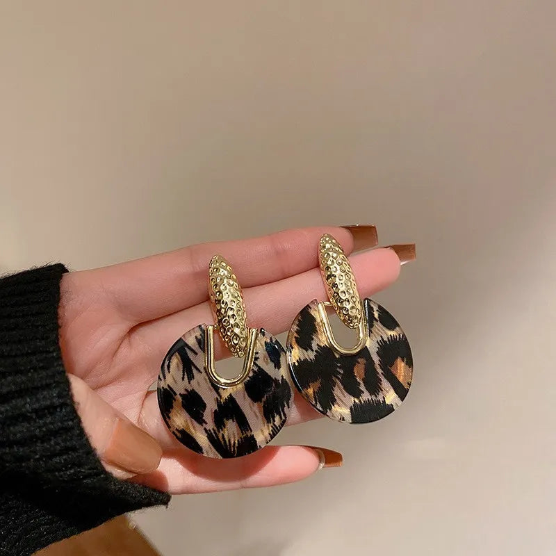 Leopardenmuster-Ohrringe mit Goldakzent ⎜ Trendiger Ohrschmuck für modische Alltagslooks
