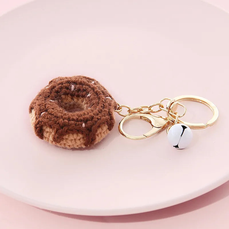 Donut Anhänger aus Wolle ⎜ Handgehäkelter Taschenanhänger mit Glocke für den Rucksack