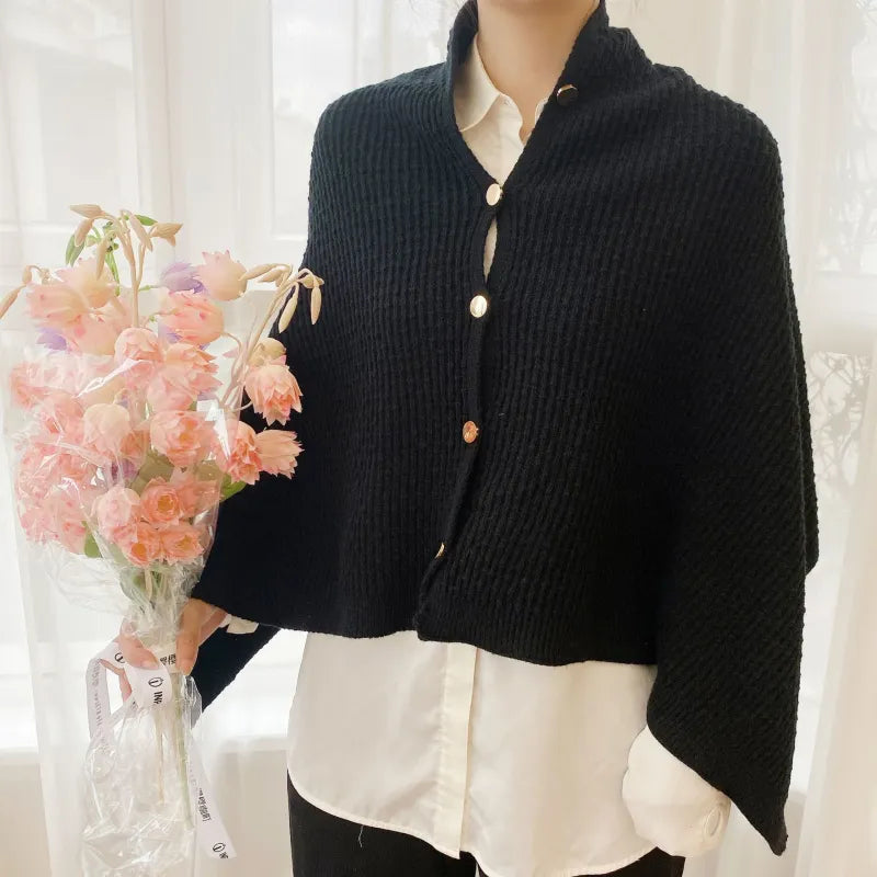 Strick-Umschlagtuch mit Knöpfen ⎜ Vielseitiger Winterschal für moderne Looks