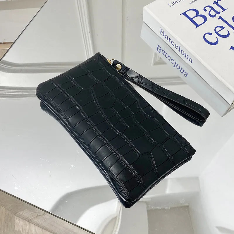 Damen Clutch in Lederoptik ⎜ Schlanke Reißverschlusstasche mit Krokoprägung für Alltag und Events