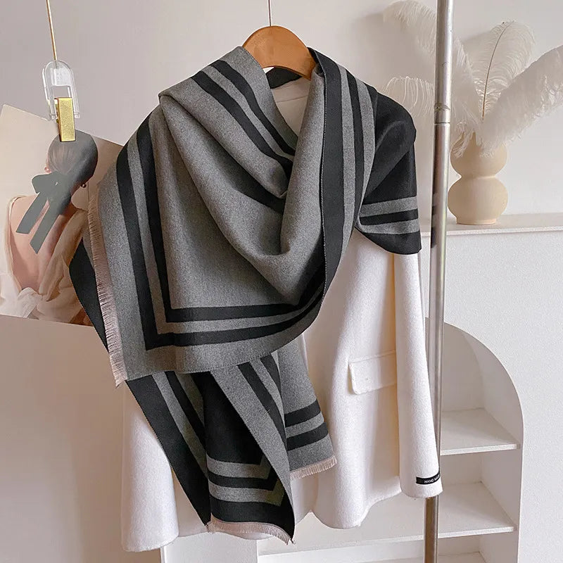 Schal mit grafischen Linien ⎜ Gefüttertes Modell für elegante Damen-Winterlooks