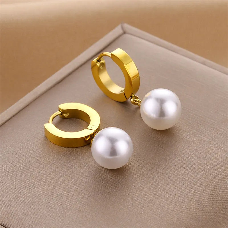 Goldene Perlenohrringe für Damen ⎜ Filigranes Design mit weißen Perlen für elegante Tage