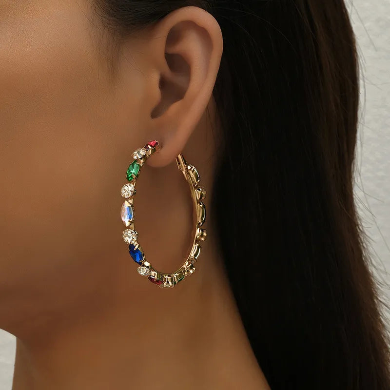Große Kristall-Kreolen für Damen ⎜ Vergoldetes Design mit bunten Steinen für auffällige Anlässe
