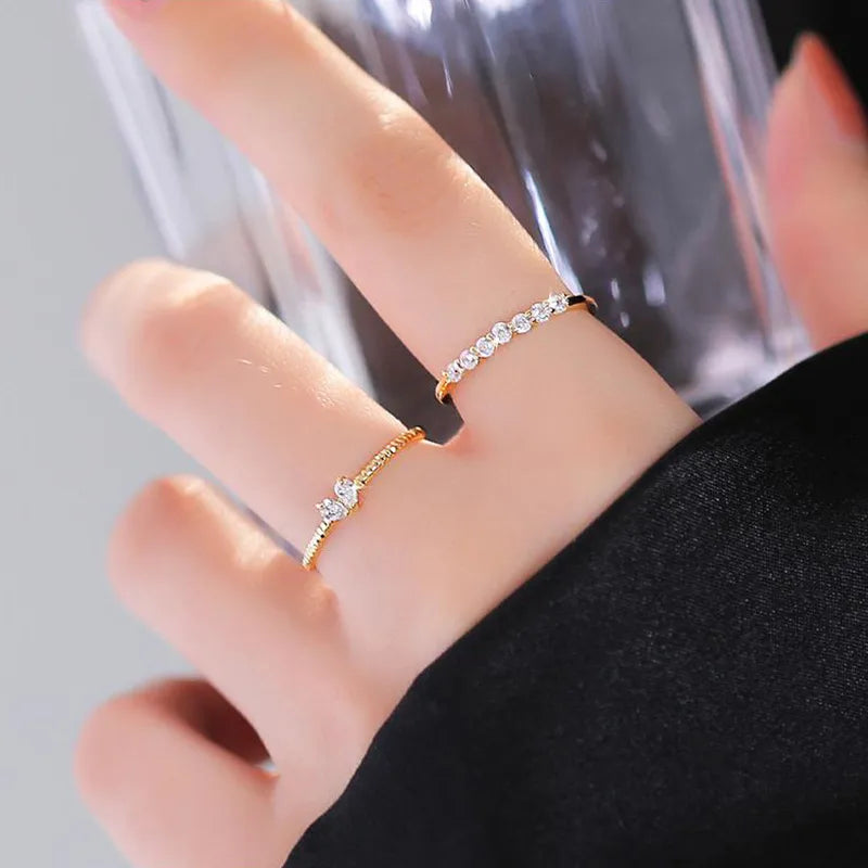 Zirkonia-Ringe für Damen in Goldoptik ⎜ Filigranes Set für stilvolle Akzente im Alltag oder zu besonderen Anlässen