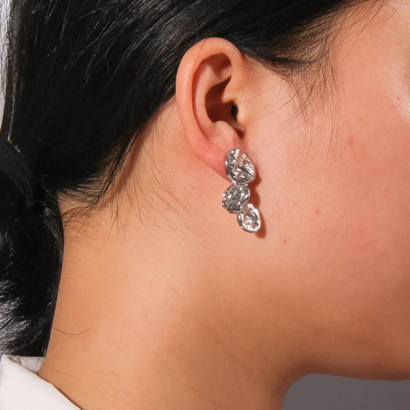 Ohrschmuck aus Edelstahl im Retro-Stil ⎜ Faltoptik mit strukturierter Oberfläche für edle Looks