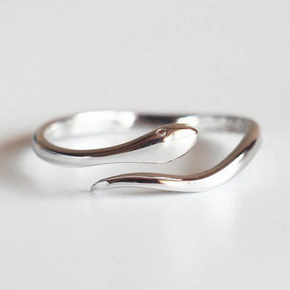 Offener Damenring in Schlangenoptik ⎜ Glänzender Ring mit elegantem Design für moderne Alltagslooks