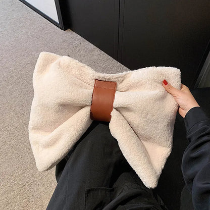 Umhängetasche mit Schleife ⎜ Lässige Tragetasche mit Stoffstruktur für kreative Freizeit-Looks