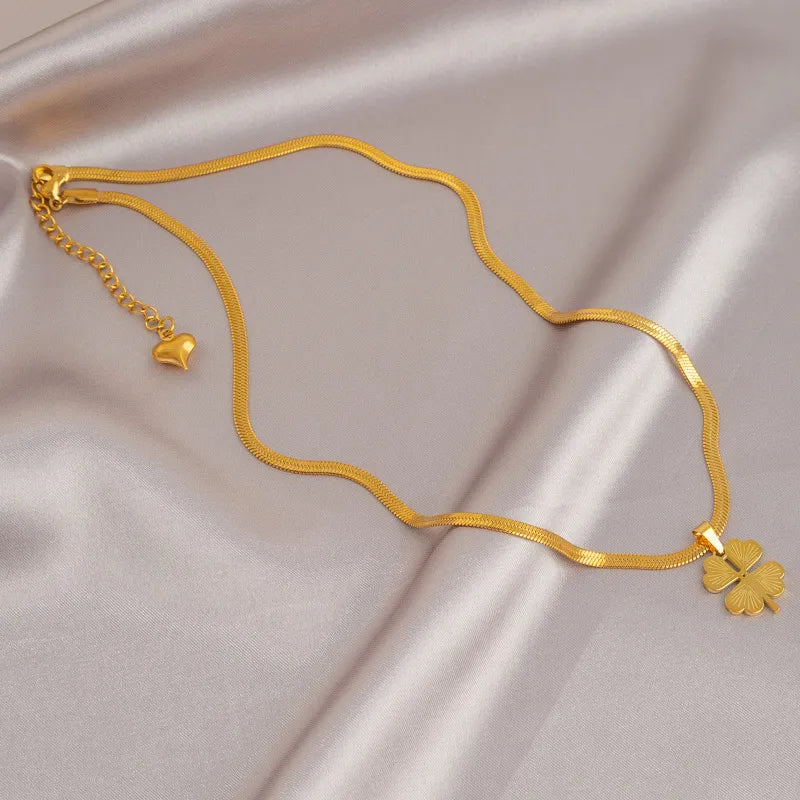 Damenkette mit Glücksanhänger ⎜ Vergoldete Kette mit Kleeblatt für positive Vibes im Alltag