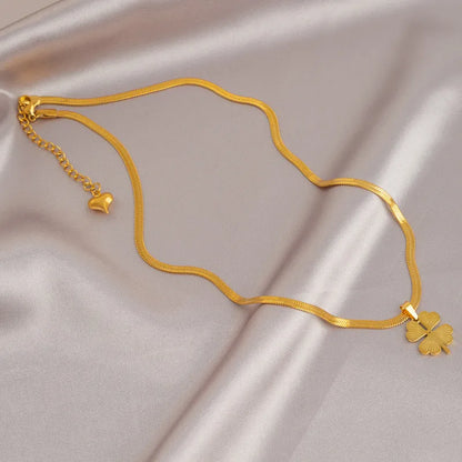 Damenkette mit Glücksanhänger ⎜ Vergoldete Kette mit Kleeblatt für positive Vibes im Alltag