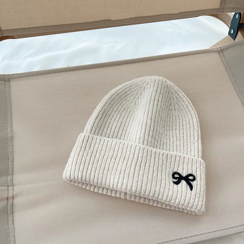 Herbst-Beanie mit Stickerei ⎜ Weiche Strickmütze für vielseitige Alltags-Outfits in der Übergangszeit