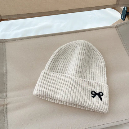 Herbst-Beanie mit Stickerei ⎜ Weiche Strickmütze für vielseitige Alltags-Outfits in der Übergangszeit