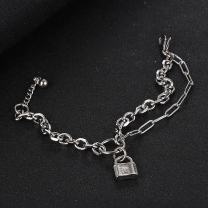 Besonderes Armband für Damen ⎜ Silberne Kette mit Vorhängeschloss im trendigen Look