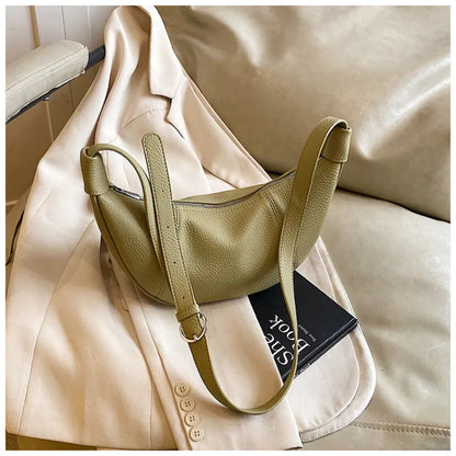 Halbmondtasche für Damen ⎜ Schultertasche aus Lederoptik mit praktischem Reißverschlussfach für unterwegs