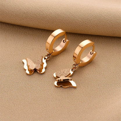 Femininer Ohrschmuck mit Schmetterlingsmotiv ⎜ Zarte Goldoptik für leichte und verspielte Styles