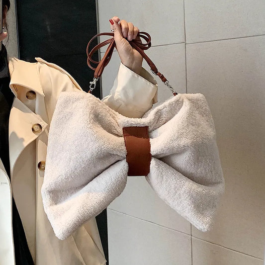 Umhängetasche mit Schleife ⎜ Lässige Tragetasche mit Stoffstruktur für kreative Freizeit-Looks