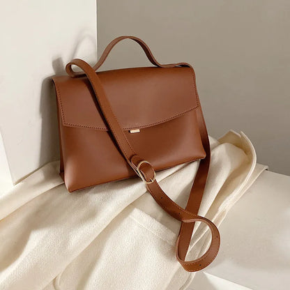 Schultertasche für Damen ⎜ Kompakte Umhängetasche mit Magnetverschluss und edlem, mattem Finish