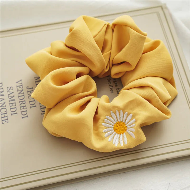 Haargummi mit Gänseblümchen-Stickerei ⎜ Weiches Scrunchie für stilvolles und schonendes Haarstyling