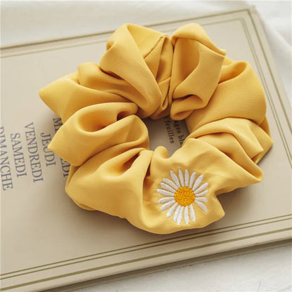 Haargummi mit Gänseblümchen-Stickerei ⎜ Weiches Scrunchie für stilvolles und schonendes Haarstyling