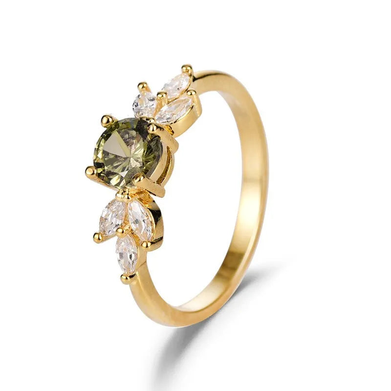 Damenring mit olivgrünem Stein ⎜ Eleganter Ring in Goldoptik mit funkelnden Zirkonia für besondere Anlässe