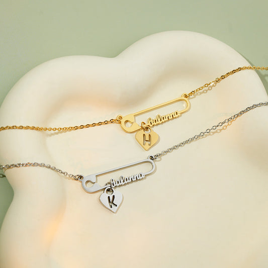 Personalisierte Namenskette für Damen ⎜ Vergoldete Halskette mit Sicherheitsnadel, Herzanhänger und Initialgravur als individuelles Geschenk