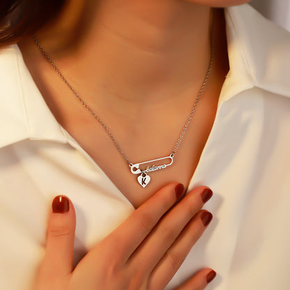 Personalisierte Namenskette für Damen ⎜ Vergoldete Halskette mit Sicherheitsnadel, Herzanhänger und Initialgravur als individuelles Geschenk