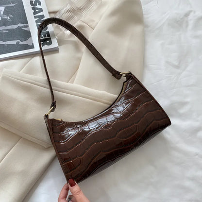 Modische Schultertasche für Damen ⎜ Kleine Tasche mit Kroko-Prägung und glänzendem Look