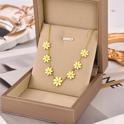Sommerliches Damenarmband ⎜ Verspieltes Design mit Sonnenblumenanhängern in goldener Optik