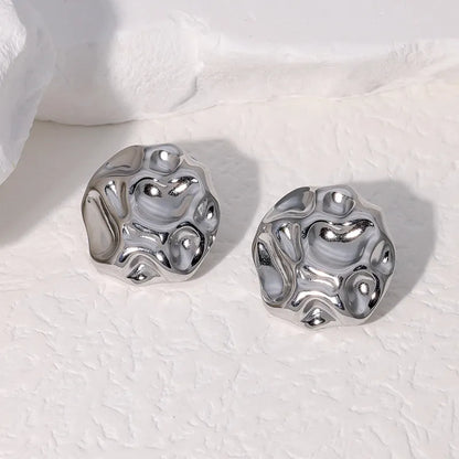Ohrstecker für Damen ⎜ Edelstahlschmuck mit unregelmäßiger Faltstruktur für moderne und auffällige Styles