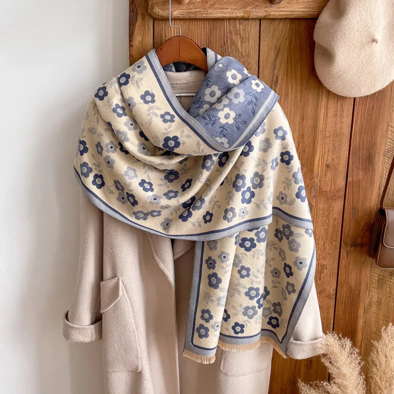 Inspirierender Blumenschal ⎜ Weiches Tuch für feminine Winter-Looks
