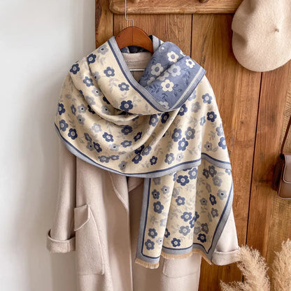 Inspirierender Blumenschal ⎜ Weiches Tuch für feminine Winter-Looks