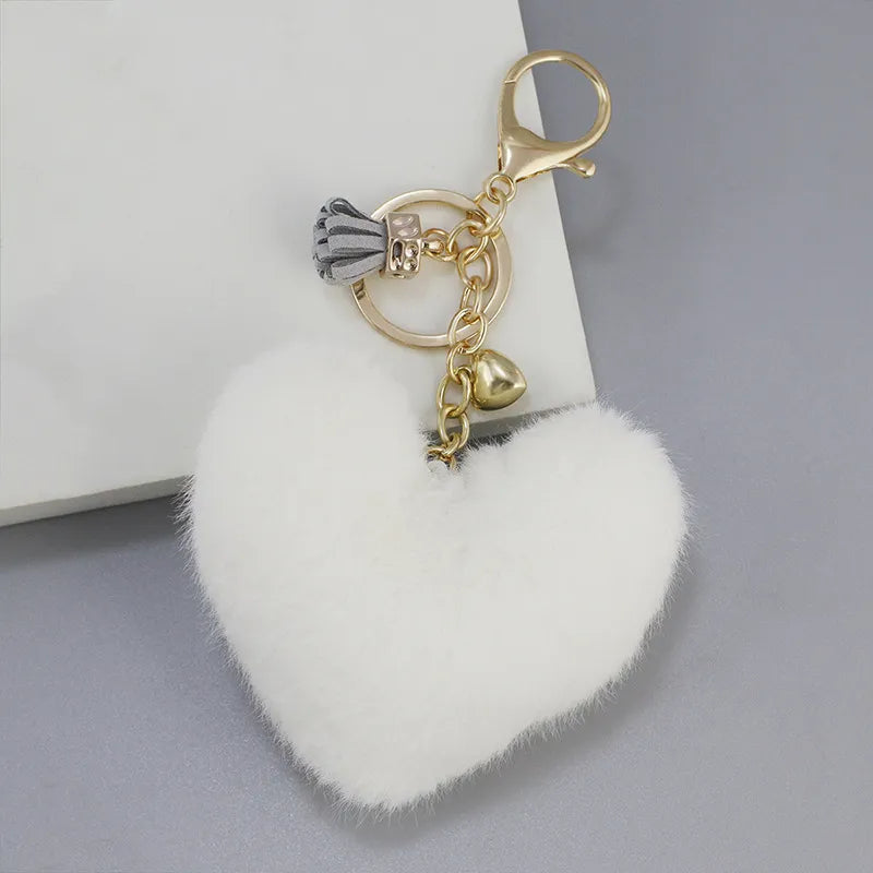 Flauschiger Herz Anhänger ⎜ Weicher Taschenanhänger mit Bommel und Quaste für Auto und Handtasche