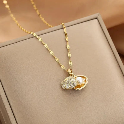 Maritimer Halsschmuck für Damen ⎜ Vergoldete Kette mit Muschel und Perlendetail für elegante Sommerlooks