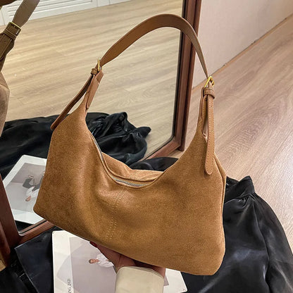 Vintage Umhängetasche für Damen ⎜ Weiche Schultertasche aus Wildleder mit viel Platz für den Alltag