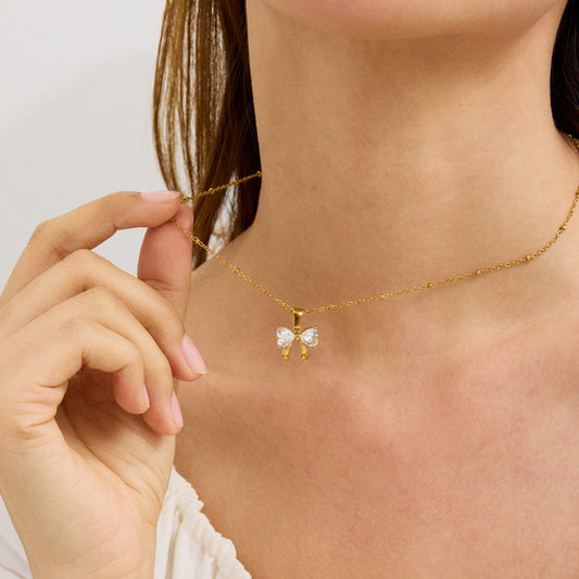 Kette mit Schleifenanhänger ⎜ Vergoldete Edelstahlkette mit funkelndem Zirkonia für feminine und elegante Looks
