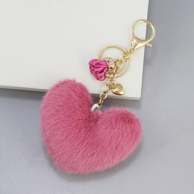 Flauschiger Herz Anhänger ⎜ Weicher Taschenanhänger mit Bommel und Quaste für Auto und Handtasche