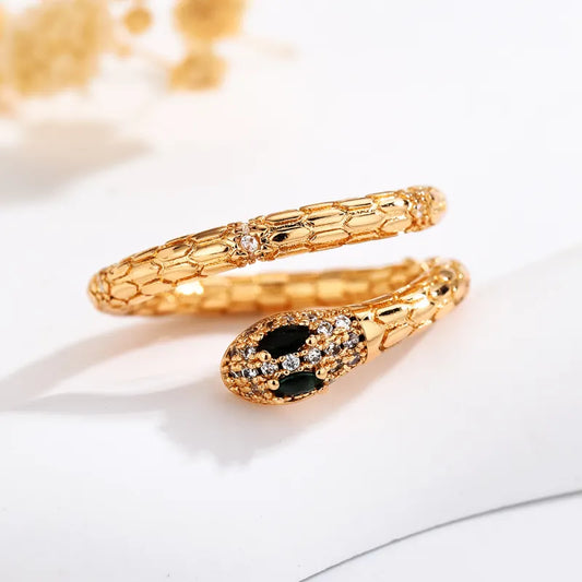 Schlangenring für Damen ⎜ Vergoldeter Ring im europäischen Stil mit funkelnden Steinen und markantem Design