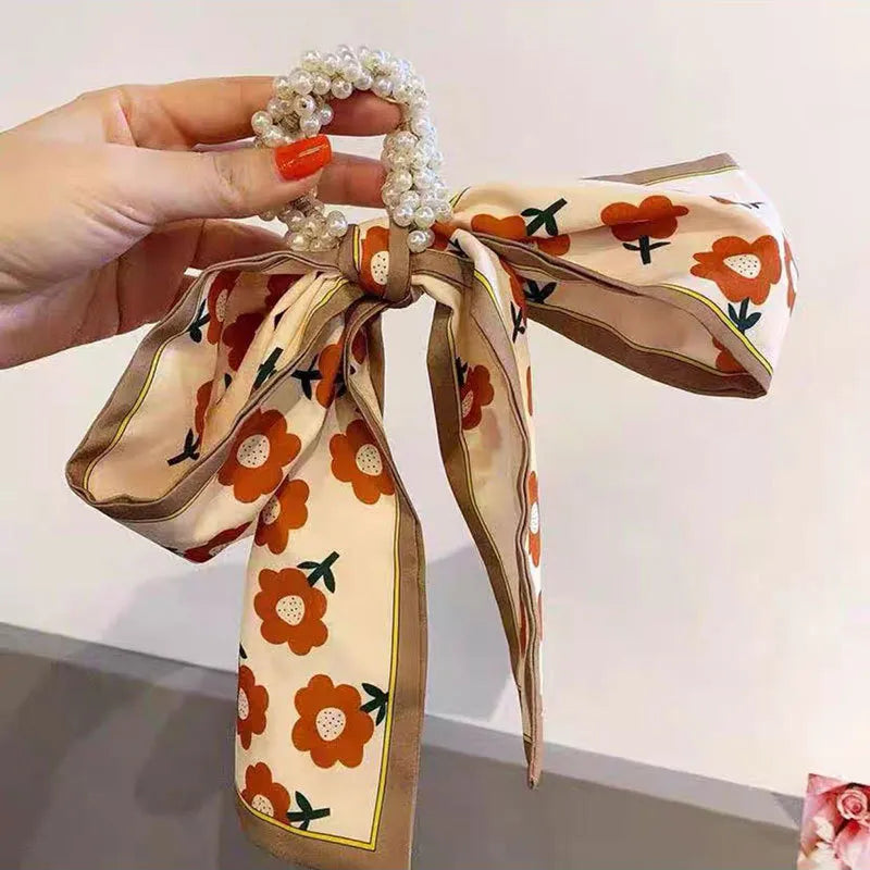 Haargummi mit Schleife und Perlen für Damen ⎜ Stilvolles Haarband mit Muster für elegante Zopf- und Duttfrisuren
