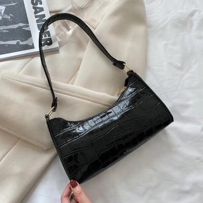 Modische Schultertasche für Damen ⎜ Kleine Tasche mit Kroko-Prägung und glänzendem Look
