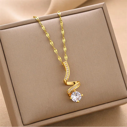 Zarte Damenkette mit Anhänger  ⎜ Goldene Kette mit geschwungenem Anhänger und funkelndem Stein für elegante Anlässe