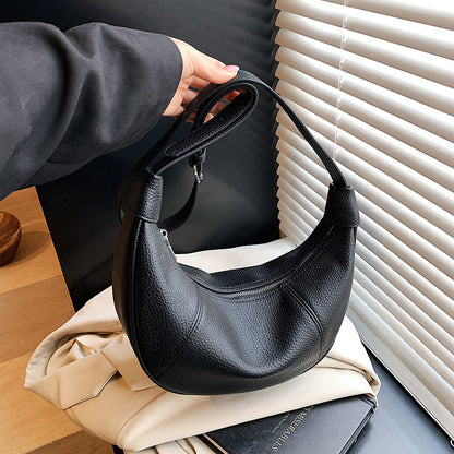 Halbmondtasche für Damen ⎜ Schultertasche aus Lederoptik mit praktischem Reißverschlussfach für unterwegs