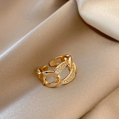 Damenring im Kettendesign ⎜ Offener Ring in Goldoptik mit Zirkonia-Besatz für moderne und auffällige Styles