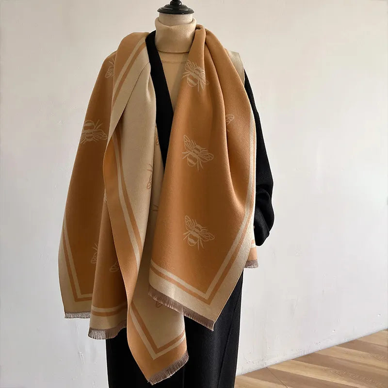 Modischer Oversize-Schal mit Bienenmuster ⎜ Kuscheliges Accessoire für trendige Wärme und Komfort