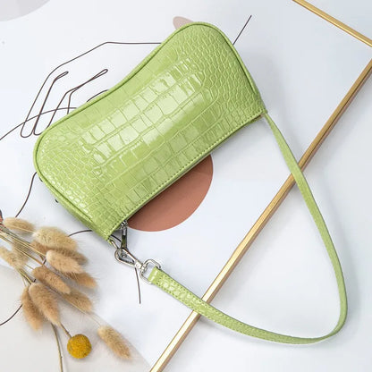 Umhängetasche für Damen ⎜ Glänzende Schultertasche in Kroko-Optik für modische Outfits und Freizeit