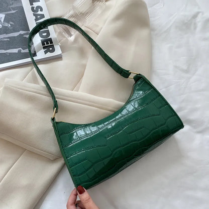 Modische Schultertasche für Damen ⎜ Kleine Tasche mit Kroko-Prägung und glänzendem Look