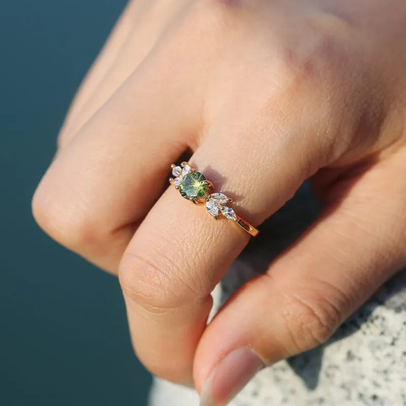 Damenring mit olivgrünem Stein ⎜ Eleganter Ring in Goldoptik mit funkelnden Zirkonia für besondere Anlässe